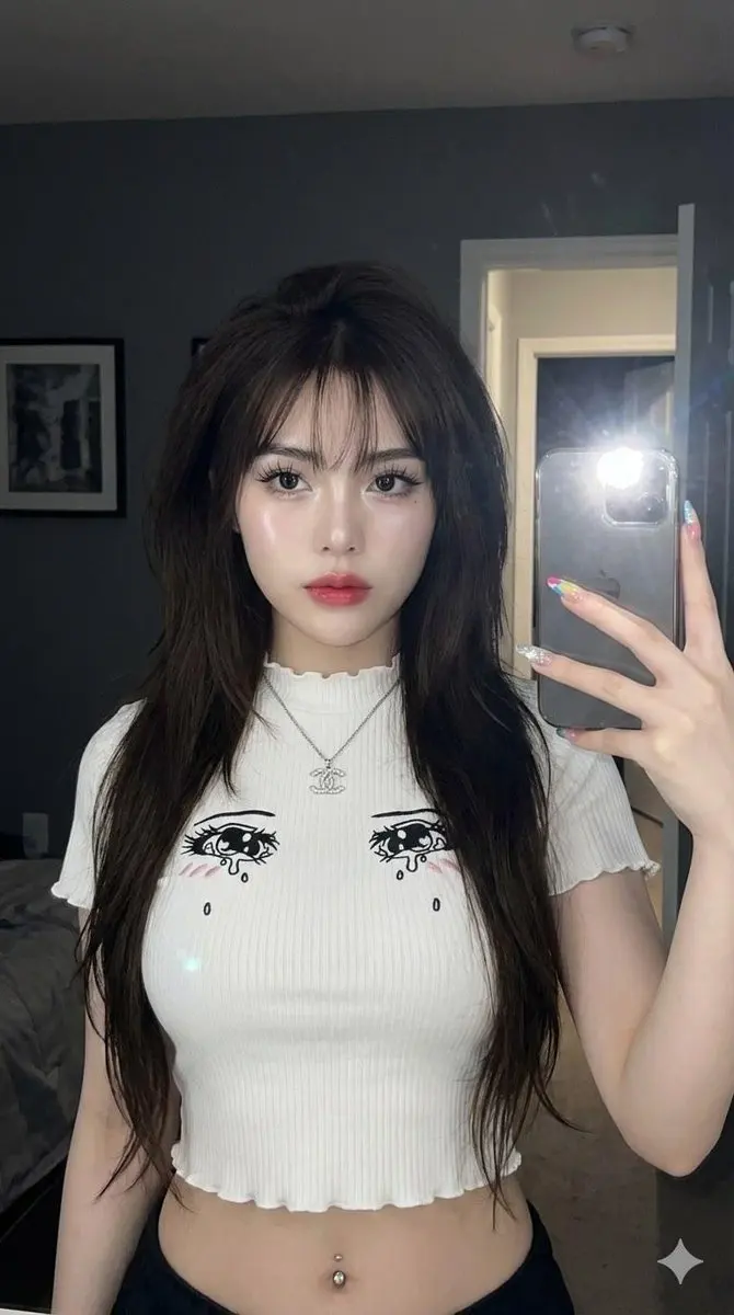 暗室闪光灯下的甜酷辣妹自拍