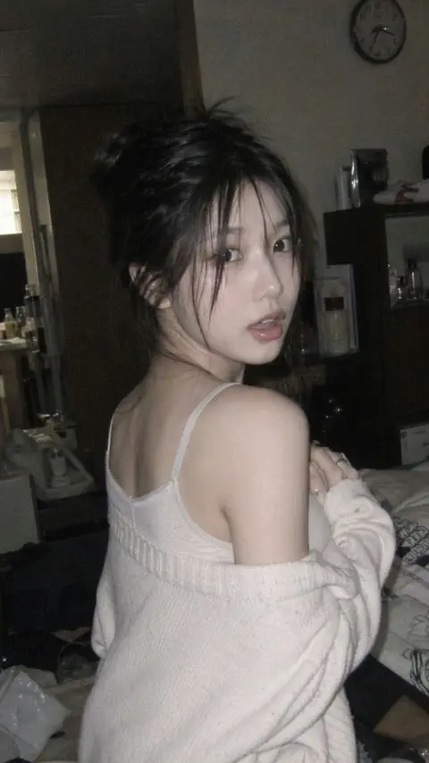 昏暗室内纯真少女的意外回眸