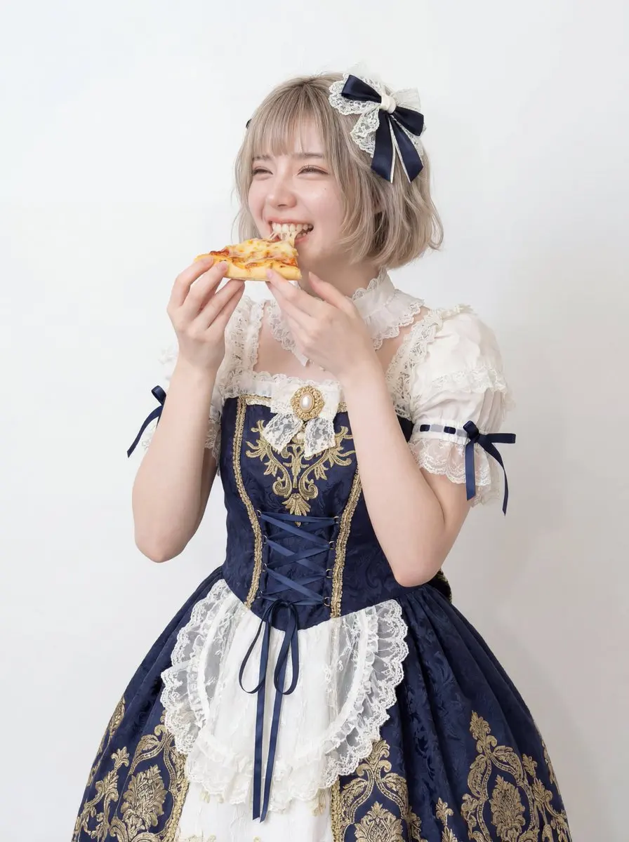 享用披萨的时尚女子高清摄影棚写真