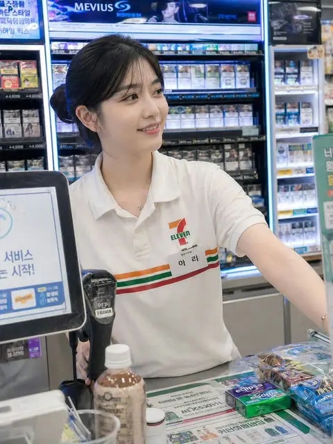 便利店里的温柔韩国收银员