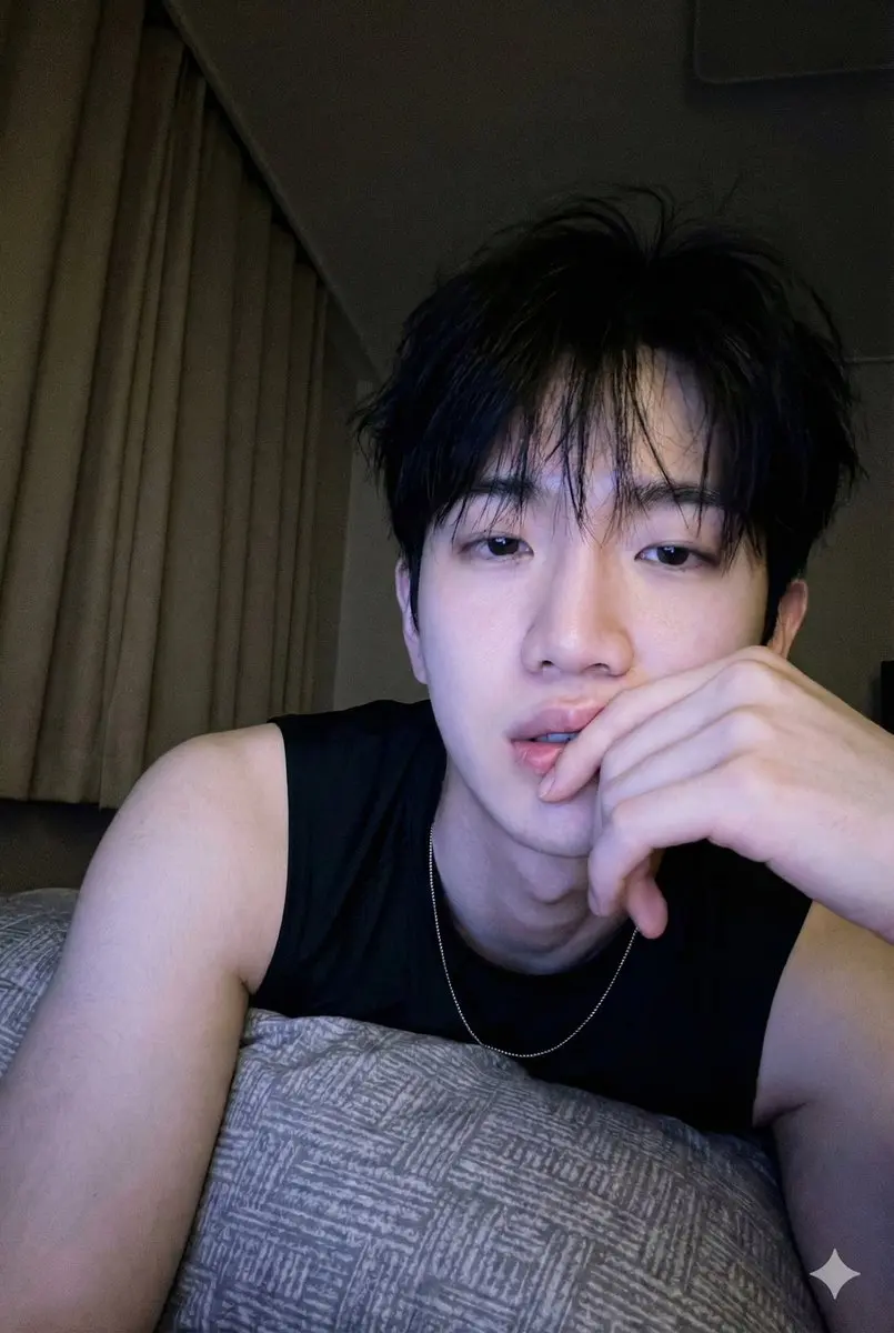 深夜微光下的慵懒手机自拍