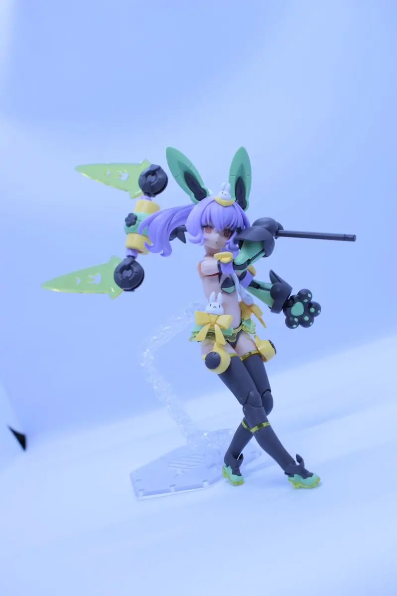 极简低模风格的女神装置机甲少女