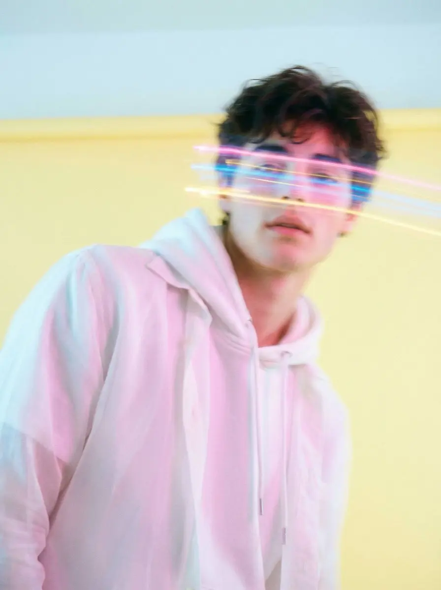 粉彩光轨绘就的梦幻韩系少年