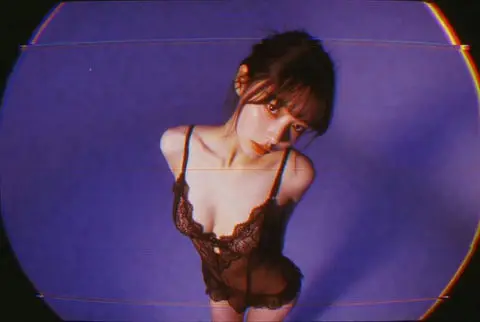 紫色空间里的故障风迷人少女