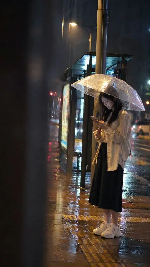 雨夜公交站等车的少女