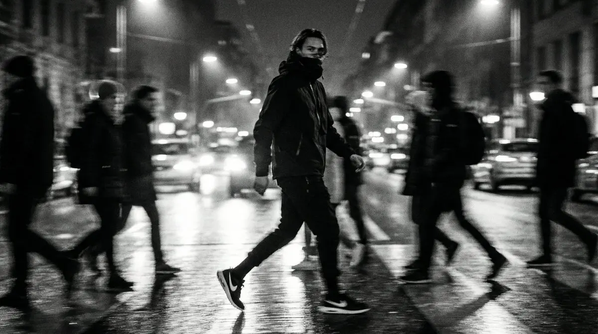 雨夜街头动态模糊黑白时尚大片
