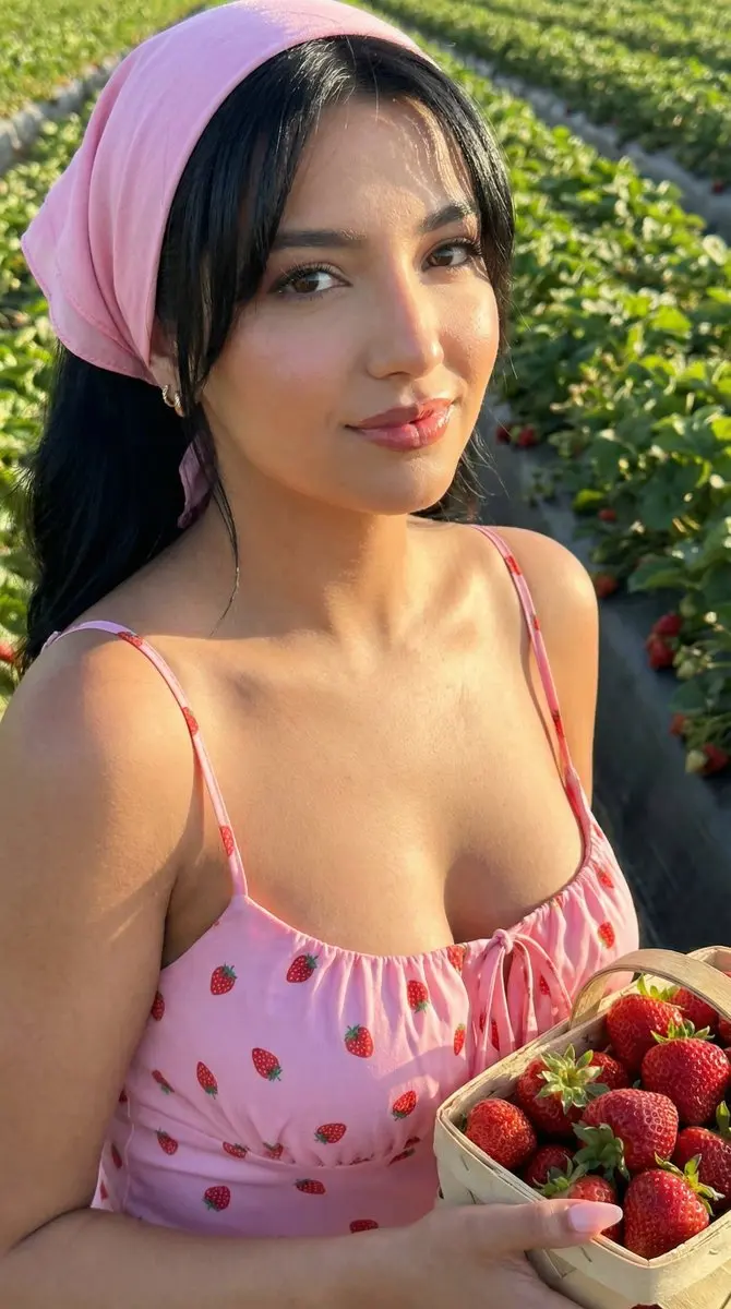 草莓田里的高定红唇佳人