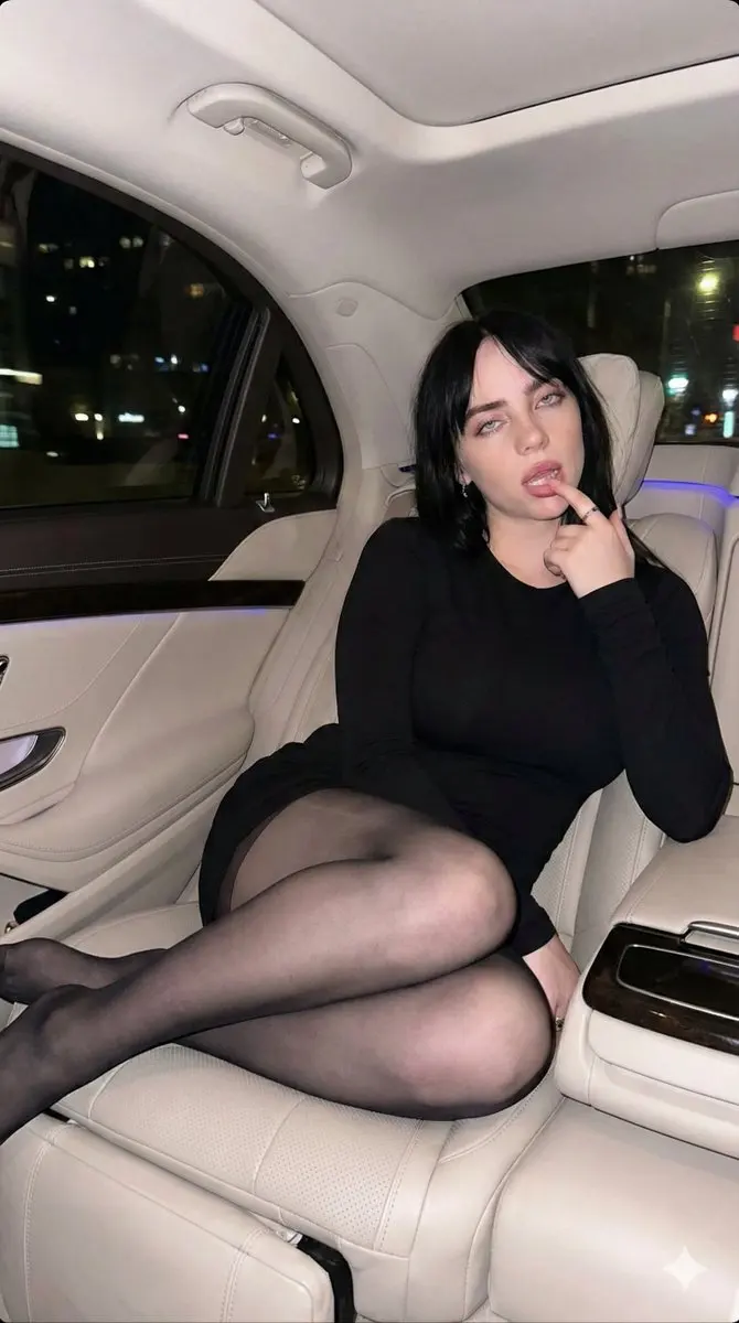 豪车后座的红发魅惑女郎