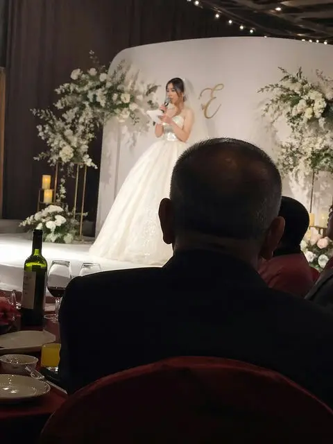婚礼舞台新娘致辞父亲背影