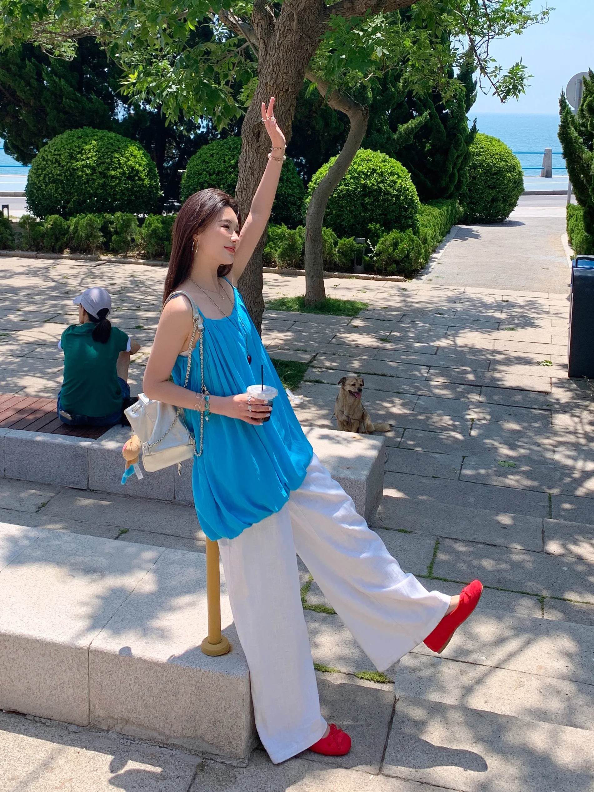 树荫石阶旁的夏日旅行照